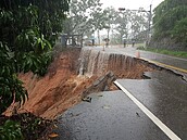 大雨沖垮35公尺半邊道路　彰化花壇三芬路封閉