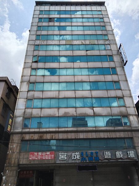 基隆市位在市區大樓內的逸嘉養護中心發生群聚感染事件,累計23人確診,其他住民已被安置在防疫旅館。圖/聯合報系資料照片