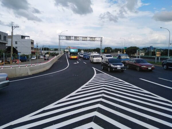 國道1號頭份交流道交通量大，苗栗縣府辦理增設第2交流道可行性評估。圖／縣府提供