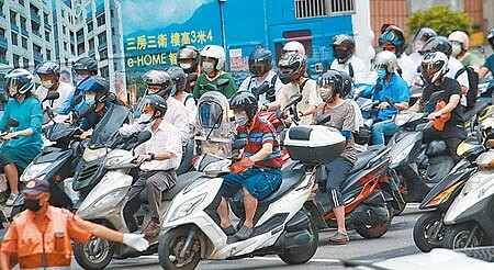 林祖嘉認為,國內經濟呈現兩極化,若三級警戒延長至9月,經濟成長率勢必比預估的下降約1個百分點。圖為21日接近下班時間,機車車流量也有明顯增多的情形。(陳信翰攝)
