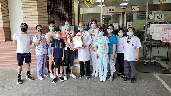 藝人賈永婕與志工21日送100個便當到礦工醫院,提供醫護人員當晚餐,謝謝他們的付出。圖/台灣礦工醫院提供