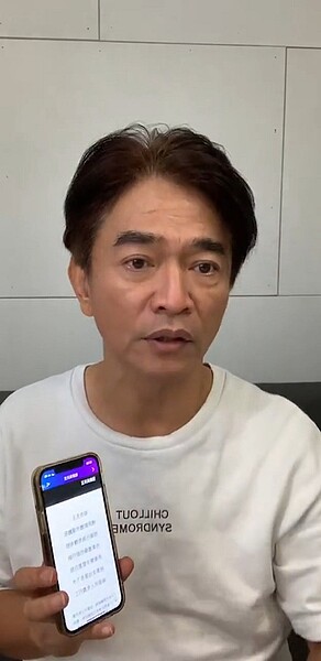 吳宗憲在直播中秀出鄧長安的文章。圖/摘自IG