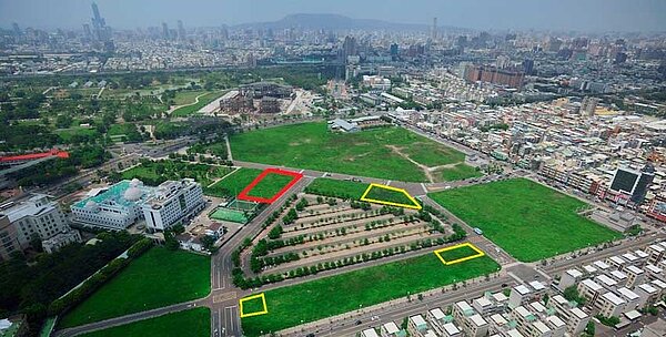 國泰重劃區近日成交的土地，黃色範圍為21日的3塊土地標售位置，紅色範圍為華友聯開發9日購進的土地。圖／高雄都發局提供