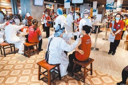 台大兒童醫院院長黃立民昨表示,混打是將來新冠疫苗接種趨勢,建議國內應盡早研究如何混打。圖/中時資料照