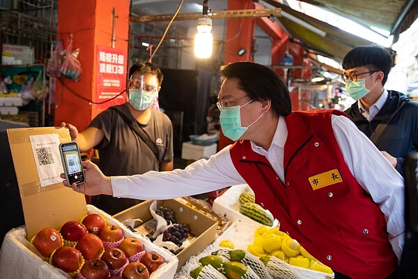 基隆市長林右昌對於台北市長柯文哲將北農群聚甩鍋給新北市和基隆市表達不滿。圖／取自林右昌臉書