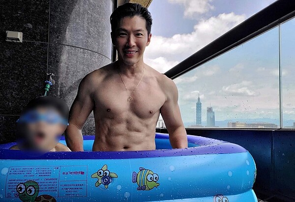 台劇一哥黃少祺疫情期間在家陽台陪兒子玩水消暑,好身材讓粉絲驚艷,就連家中看出的景色也讓大家羨慕。圖/取自黃少祺臉書