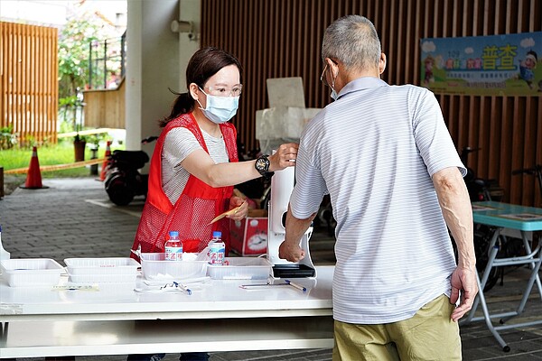 林口市場針對入內民眾進行實聯制及體溫測量。圖/新北市政府提供