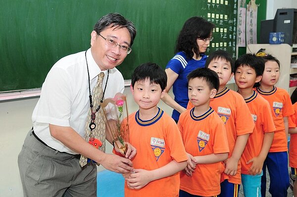 2012年母親節,臺北市立西湖國小舉辦康乃馨e酷幣兌換活動。圖/擷取自臺北市立西湖國小官方網站相簿