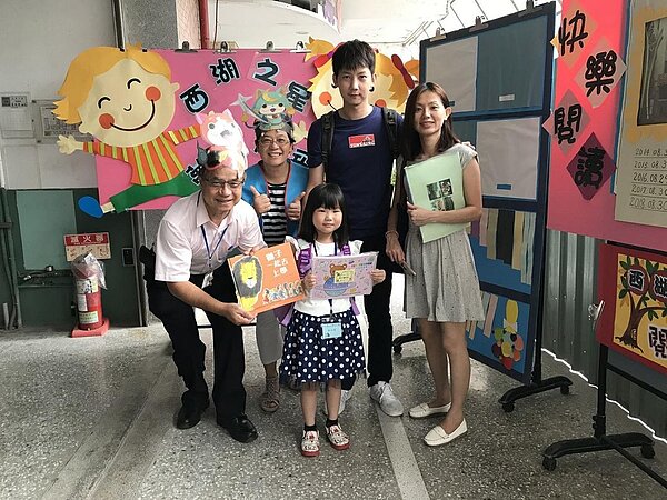 2018年9月臺北市立西湖國小舉辦新生入學活動,左一為校長李三煌。圖/擷取自臺北市立西湖國小官方網站相簿
