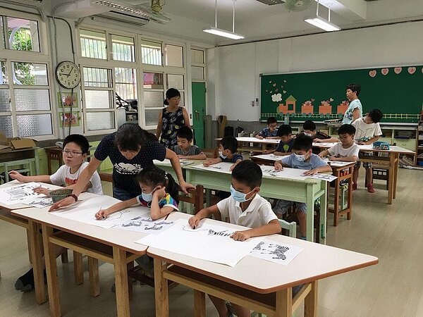 臺北市立西湖國小學生於多元學習中心進行「西湖E得美」(資訊與藝文) 系列藝術創作課程。圖/擷取自臺北市立西湖國小官方網站相簿