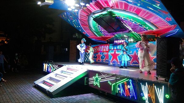 臺北市立西湖國小歌仔戲團敦親睦鄰,於2018年9月參與內湖區西安里中秋晚會演出。圖/擷取自臺北市立西湖國小官方網站相簿