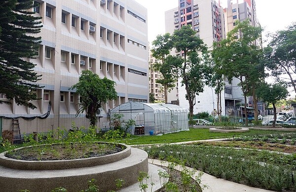 台北市立麗山國小的「小田園」，讓學生親手栽種食物。圖／擷取自麗山國小官方網站