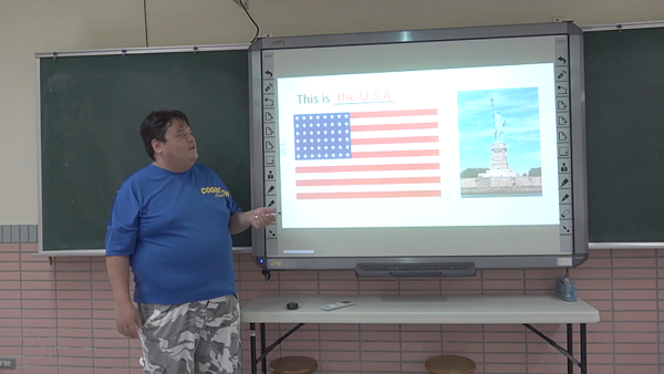 臺北市立大湖國小設立的英語學習情境中心,外籍教師的上課實況。圖/擷取自Dahu English Village YouTube頻道