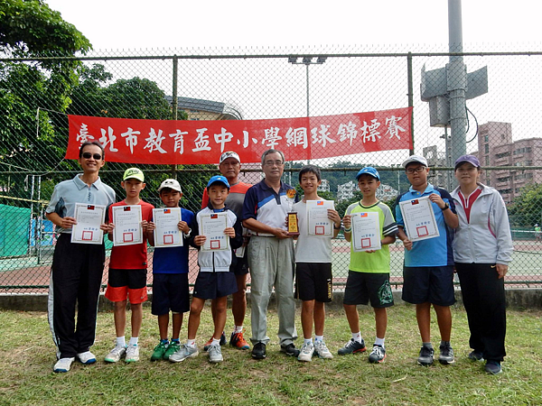 臺北市立大湖國小網球校隊,參加2016年教育盃網球賽,獲男童乙組亞軍、女童乙組季軍、男童甲組第五名。圖/擷取自台北市大湖國民小學FB粉絲專頁