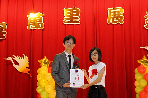 2017年6月所舉行的臺北市立大湖國小畢業典禮,左方為校長李毓聖。圖/擷取自台北市大湖國民小學FB粉絲專頁