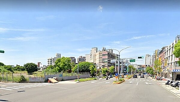 中壢「振興安居」社會住宅基地位於龍岡路三段與福龍街口,緊鄰龍岡路、鄰近龍岡森林公園,交通便利,生活機能齊全。圖/google map