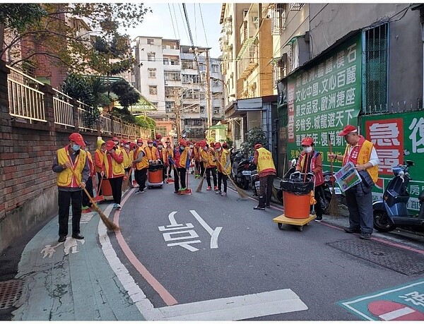 外南里環保志工協助維護社區環境清潔。圖/連顯達提供