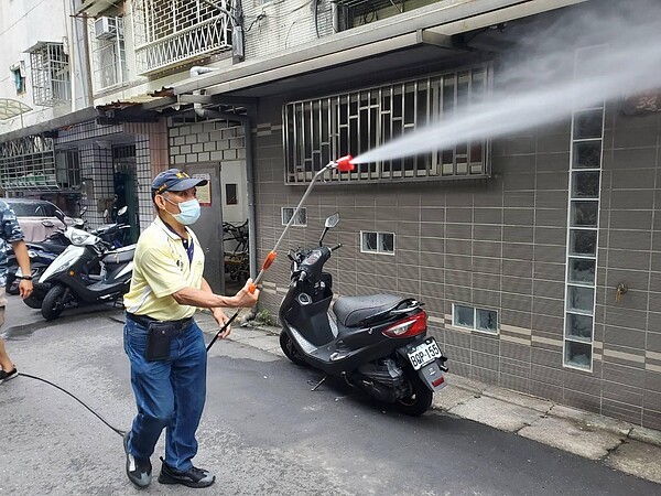 近日全國防疫升三級警戒，全里進行消毒。圖／連顯達提供