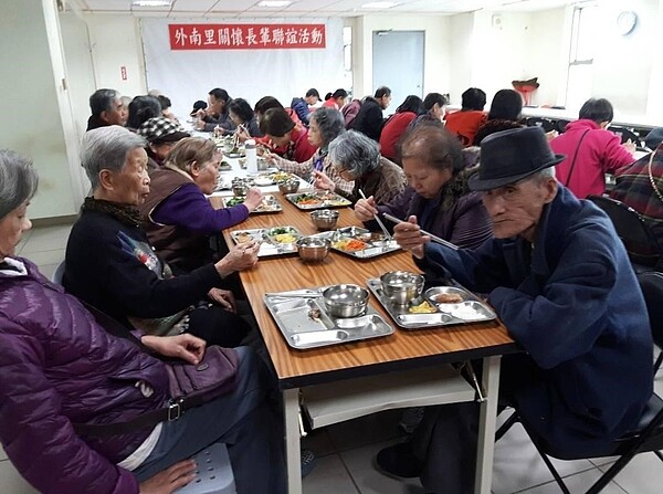 外南里老人共餐的餐點都是由志工們親手烹調，每一樣都是拿手好菜。圖／連顯達提供