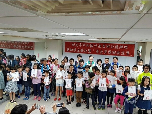 每年外南里會發放獎學金,鼓勵課業表現優異的學童。圖/連顯達提供