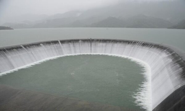 南化水庫滿庫溢流，臺南市建議評估南化水庫加高溢流堰。圖／台南市政府提供