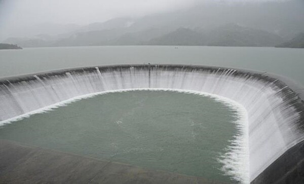 南化水庫滿庫溢流,臺南市建議評估南化水庫加高溢流堰。圖/台南市政府提供