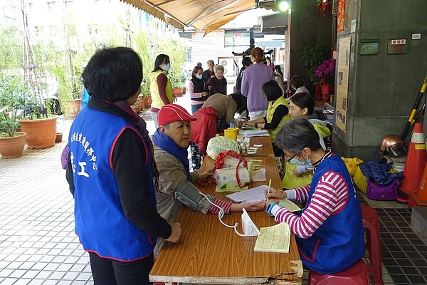 建倫里關心里民的身體健康，定期舉辦流感疫苗施打。圖／林正達提供