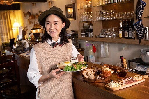 鍾瑶只要沒工作就會在自家咖啡店幫忙。圖/聯合報資料照