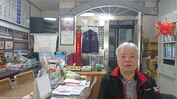 南湖里洪宜河里長於里辦公室接受訪談。圖／徐子為攝