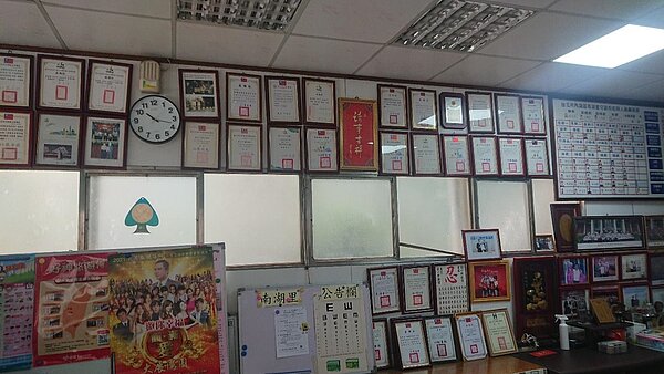 南湖里辦屢屢獲台北市府肯定，獎狀掛滿整片牆。圖／徐子為攝