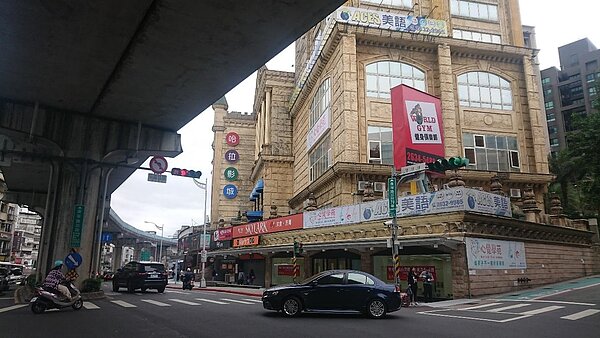 頗受里民歡迎的哈拉影城外觀。圖／徐子為攝