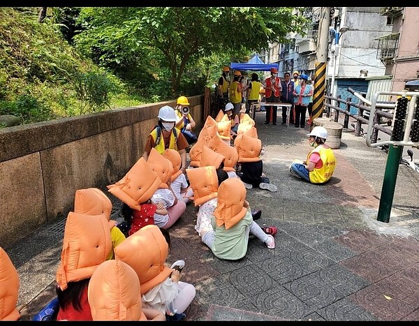 於外南小公園舉辦幼兒園地震防災課程。圖／連顯達提供