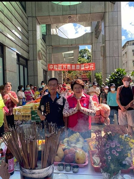 中元普渡是外南里每年的重頭戲，讓里民一同祭拜祖先。圖／連顯達提供