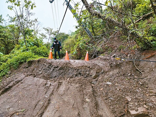 高雄市六龜高134線道前天凌晨道路坍塌，交通受阻，警方封路管制，研判到今晚仍難通行。圖／民眾提供