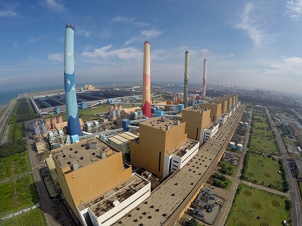 台中火力電廠興建燃氣機組計畫卡在中市府都審15個月,內政部營建署認為不需都審,已由行政院發給特種建築執照。圖/聯合報系資料照