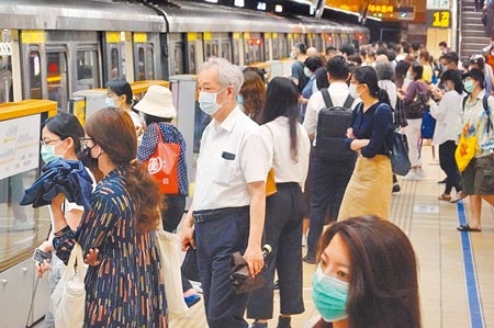 隨著疫情逐步控制，22日搭捷運上班的乘客人數漸漸回升。（姚志平攝）