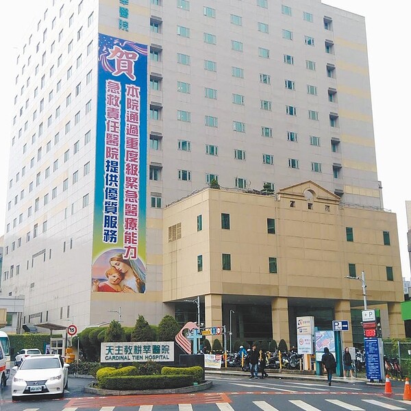 新北市新店區耕莘醫院傳出院內感染,衛生局證實累計共有10人染疫。(摘自醫院臉書/葉書宏新北傳真)