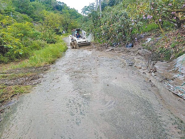 連續陣雨造成台南市玉井區層林里農路坍方。(台南玉井區公所提供/劉秀芬台南傳真)