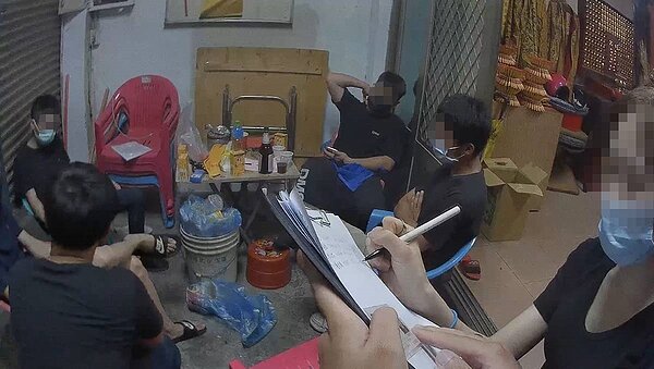 桃園市大園一家宮廟11男女夜間群聚，警方取締送裁罰。圖／警方提供