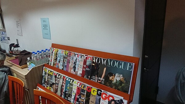 碧山里辦內也提供雜誌與茶水,供里民翻閱飲用。圖/徐子為攝