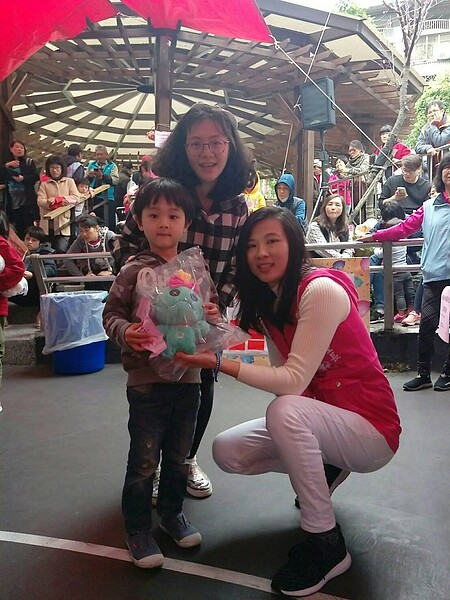 內湖區碧山里舉辦2019年元宵節活動,右為呂里長。圖/擷取自臺北市鄰里服務網