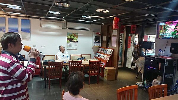 里民在碧山里辦內歡唱卡拉OK,度過和樂的午後時光。圖/徐子為攝
