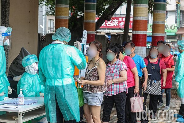 台北市萬大國小篩檢站上午出現許多等待快篩民眾。記者曾原信/攝影