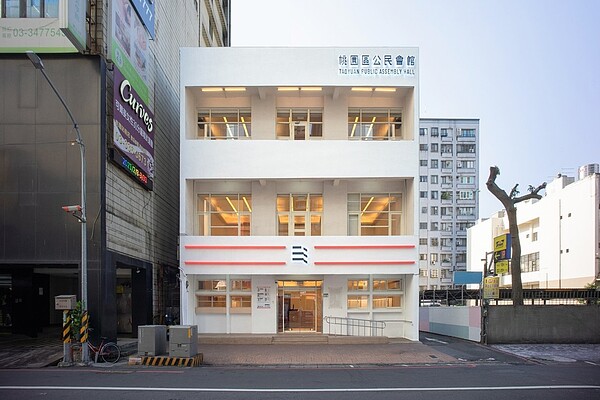 桃園市新聞處以「藝文便利店」為概念改造桃園公民會館。圖/桃園市政府提供