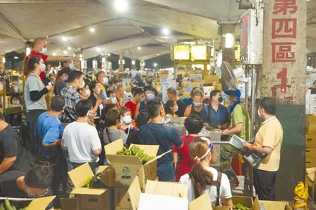台北農產運銷公司爆發新冠肺炎群聚感染確診45人，台北市第一果菜市場23日仍有許多批發商前往參與拍賣。圖／杜宜諳攝