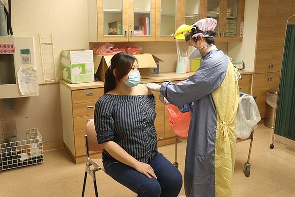 全國孕婦即日已可接種疫苗,現有AZ、莫德納可供選擇。圖/嘉義長庚提供