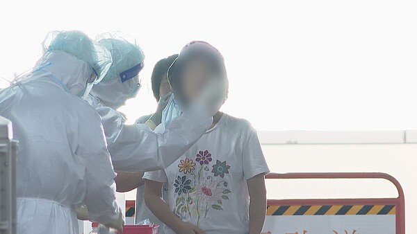 北農第二果菜批發市場快篩站,今天有許多民眾排隊快篩。記者王彥鈞/攝影