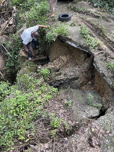 南投縣國姓鄉福龜村2鄰產業道路路基被淘空大半，機車勉強能過，但下方持續淘空。圖／村長邱昌賢提供