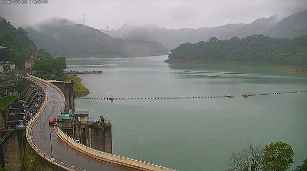 石門水庫集水區連兩天降雨，帶來至少415萬噸蓄水量。圖／桃園市觀旅局即時影像
