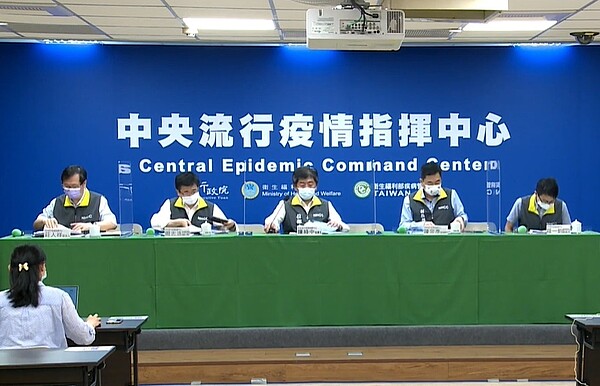 中央流行疫情指揮中心24日說明國內疫情狀況。圖/截自疾管署直播